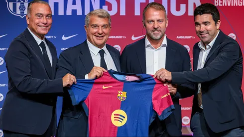 Diretoria do Barcelona reunida na apresentação de Hansi Flick. De Boer detonou a gestão do clube. Foto: Eric Alonso/Getty Images)