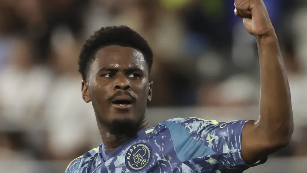 Jorrel Hato celebra após marcar um gol durante a partida de volta da segunda rodada de qualificação da UEFA Europa League entre FK Vojvodina e FC Ajax, em TSC Arena, em 1º de agosto de 2024, em Backa Topola, Sérvia.  (Foto: Srdjan Stevanovic/Getty Images)
