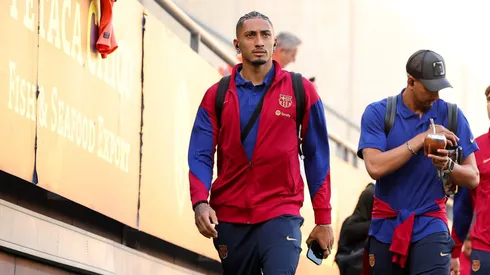 A mensagem recebida por Hansi Flick, técnico do Barcelona, levantou rumores sobre o futuro de Araújo e Raphinha. (Foto: Fran Santiago/Getty Images)