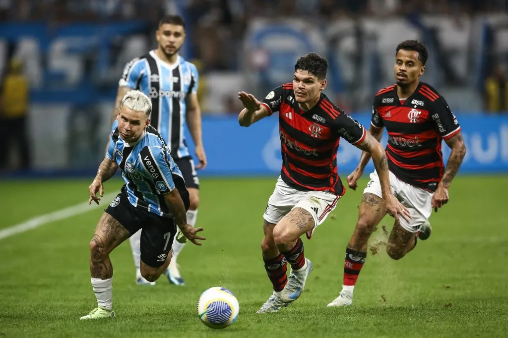 Ayrton Lucas vs Grêmio. (Photo by Pedro H. Tesch/Getty Images)