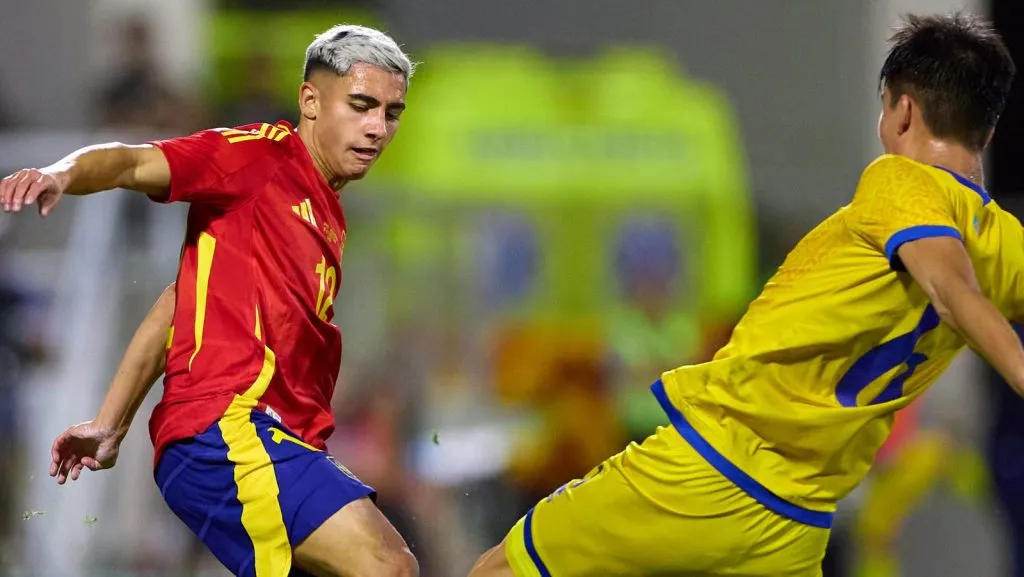Yeremay Hernandez, da Espanha, em ação durante a partida de qualificação para o Campeonato Europeu Sub-21 da UEFA entre Espanha e Cazaquistão, no Estádio Municipal de La Línea, em 10 de outubro de 2024, em La Línea de la Concepción, Espanha. (Foto: Fran Santiago/Getty Images)