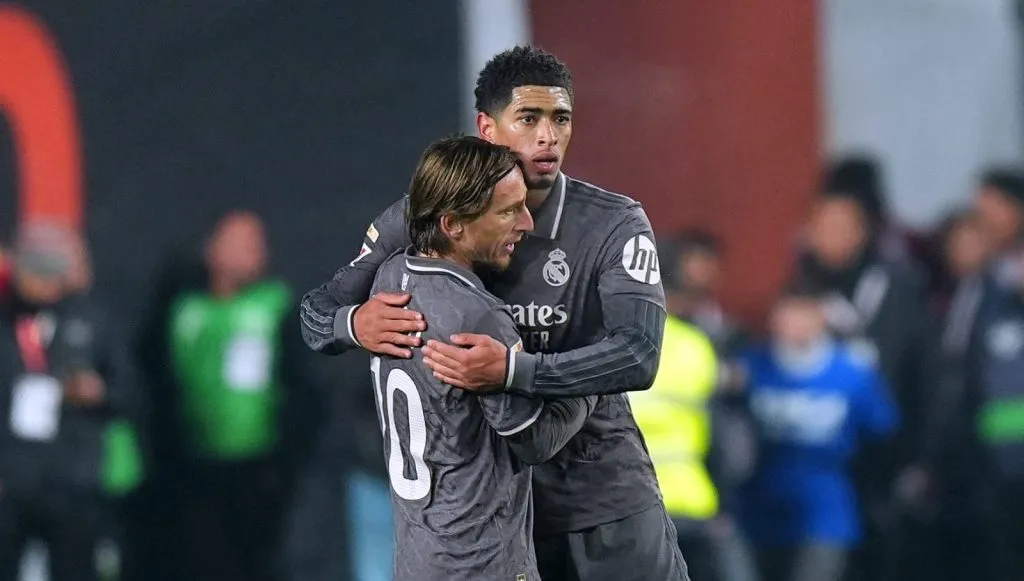 Modric abraçando Bellingham (Angel Martinez/Getty Images)