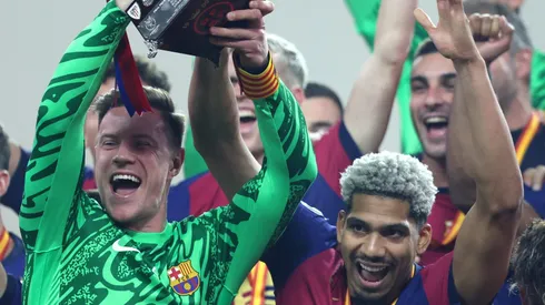 Além de erguer o troféu, o Barcelona aproveitou a rivalidade para alfinetar o rival nas redes sociais, celebrando o triunfo em grande estilo. (Foto: Yasser Bakhsh/Getty Images)