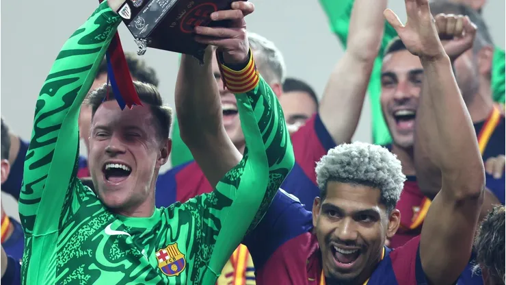Além de erguer o troféu, o Barcelona aproveitou a rivalidade para alfinetar o rival nas redes sociais, celebrando o triunfo em grande estilo. (Foto: Yasser Bakhsh/Getty Images)