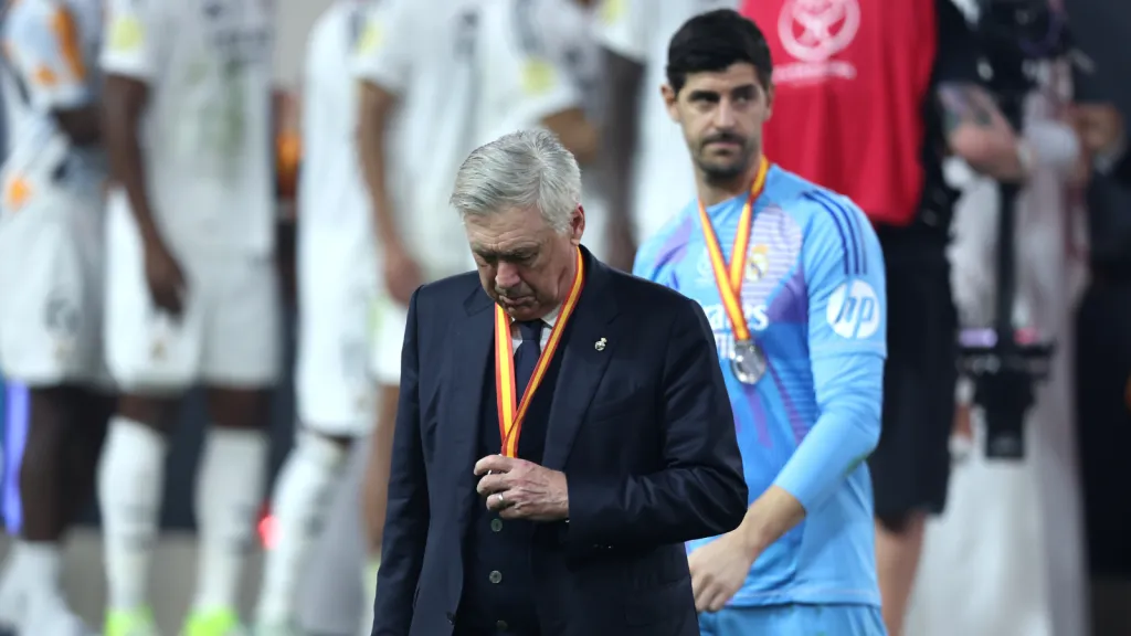 Carlo Ancelotti após perder a Supercopa da Espanha (Photo by Yasser Bakhsh/Getty Images)