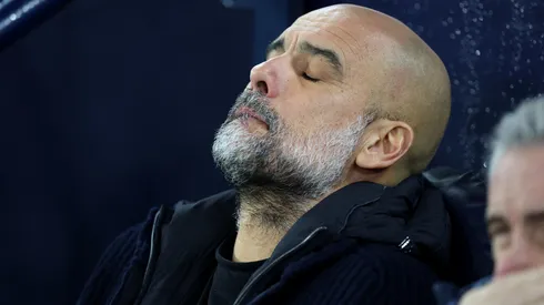 Pep Guardiola em jogo do Manchester City contra o Manchester United