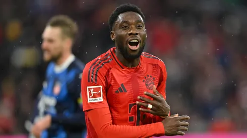 Alphonso Davies durante jogo da Bundesliga