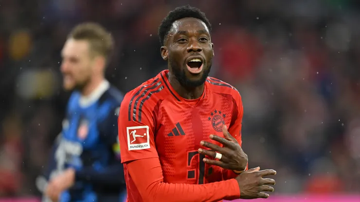 Alphonso Davies durante jogo da Bundesliga