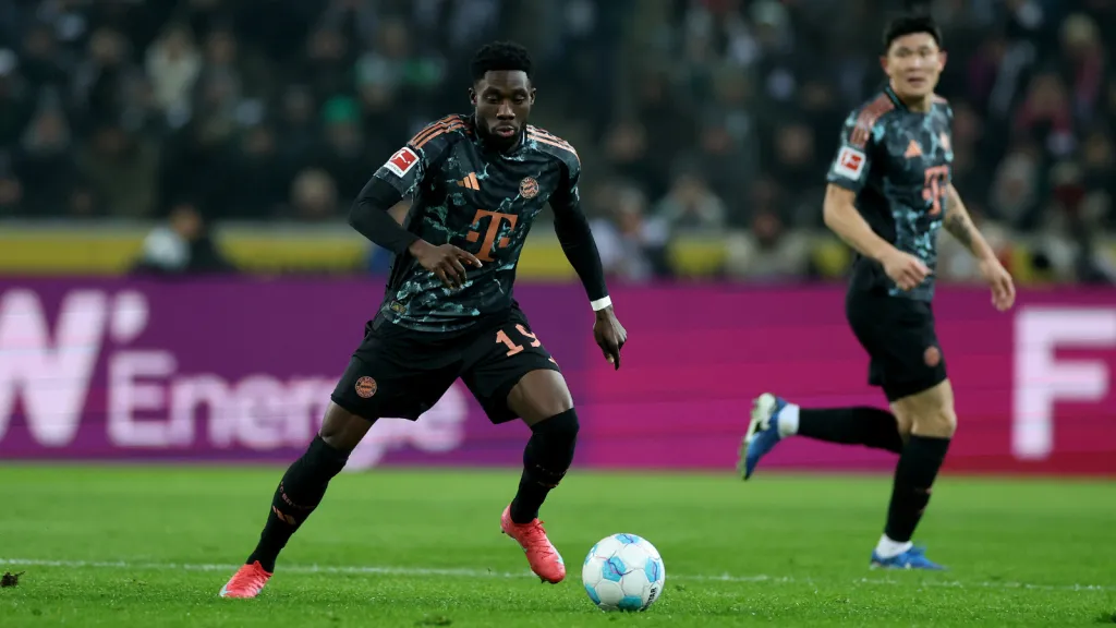 Alphonso Davies em jogo do Bayern de Munique (Photo by Lars Baron/Getty Images)