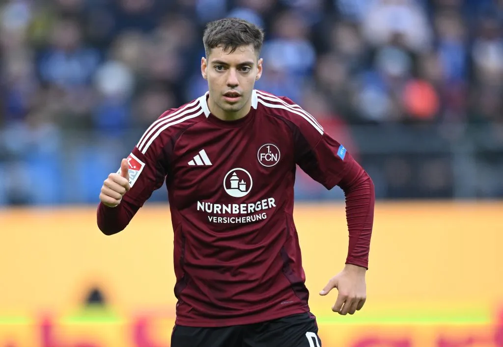 Stefano Tzimas, do FC Nürnberg, é alvo do Liverpool (Photo by Stuart Franklin/Getty Images)