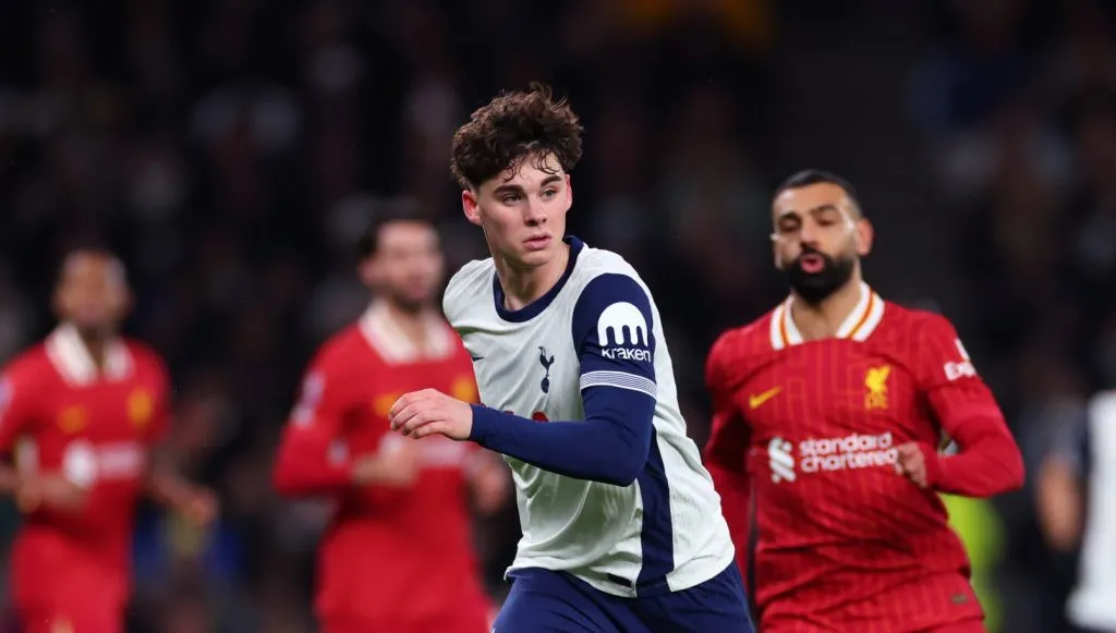 Archie Gray em campo pelo Tottenham (Marc Atkins/Getty Images)