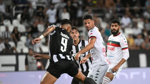Tiquinho Soares divide bola com jogadores da Portuguesa em partida do Botafogo pelo Campeonato Carioca. Foto: Andre Paes / Alamy Stock Photo