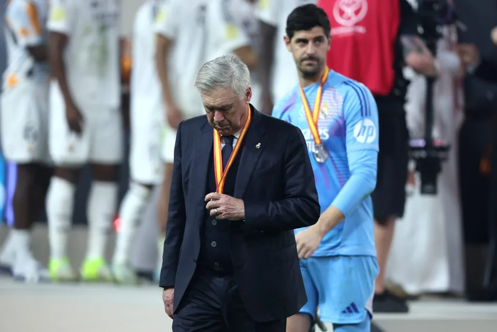 Ancelotti vive situação complicada nos bastidores do Real Madrid, mas jogadores também são cobrados pelo clube, segundo o portal Relevo (Photo by Yasser Bakhsh/Getty Images)