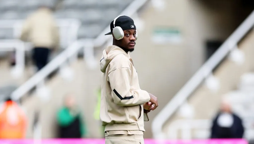 Jhon Durán durante o reconhecimento do gramado ( Ian MacNicol/Getty Images)