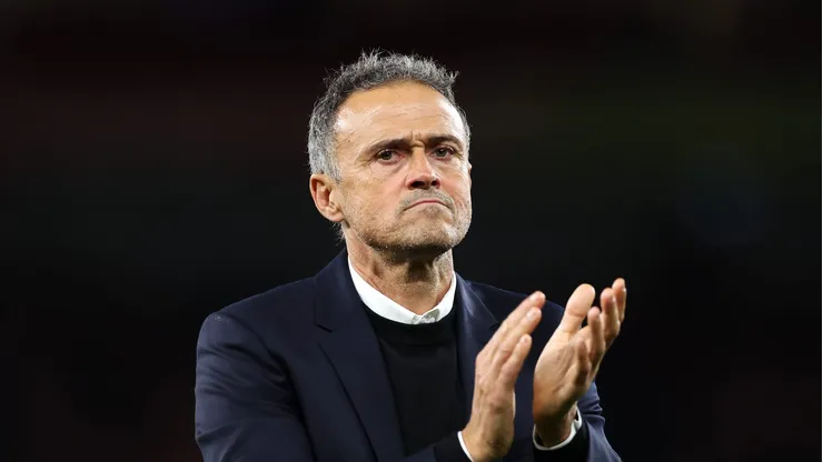 PSG de Luis Enrique oficializa proposta por atacante da Premier League.