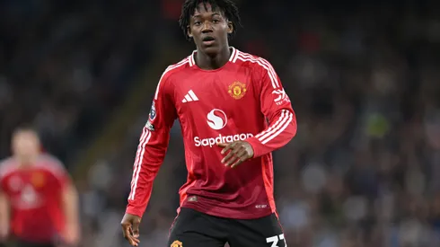 Kobbie Mainoo em campo pelo Manchester United (Photo by Michael Regan/Getty Images)