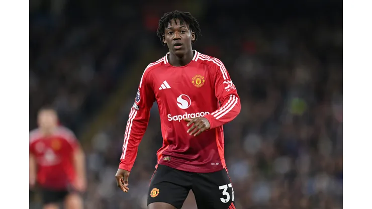 Kobbie Mainoo em campo pelo Manchester United (Photo by Michael Regan/Getty Images)
