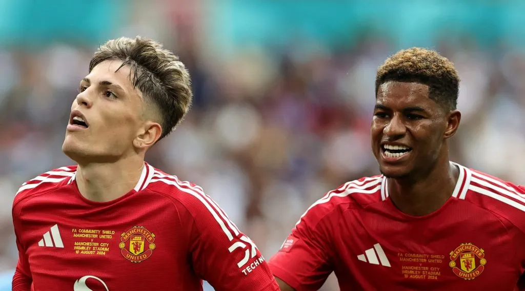 Garnacho celebrando um gol com Rashford (David Rogers/Getty Images)