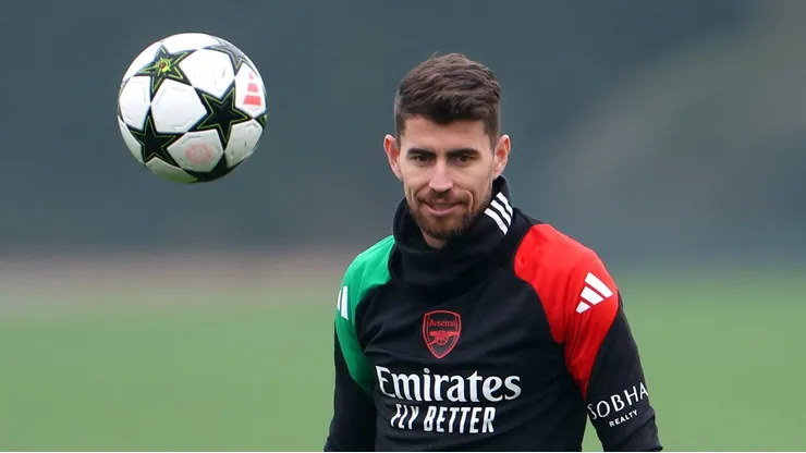 Arsenal negocia novo contrato nos bastidores. (Photo by Alex Pantling/Getty Images)
