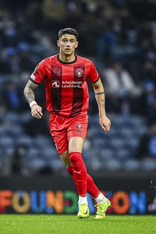 &nbsp;Emiliano Martínez em ação pelo time dinamarquês. Ele é aprovado pelo técnico Abel Ferreira, segundo Roberto Dellato (Photo by Octavio Passos/Getty Images)