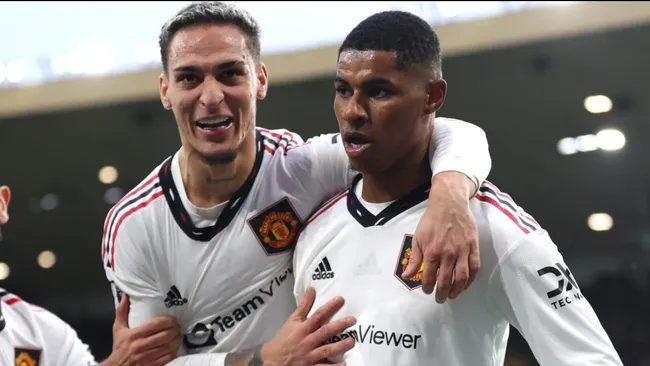 Rashford e Antony pelo Manchester United. O primeiro é alvo do Barcelona, Milan e Dortmund (Photo by Naomi Baker/Getty Images)