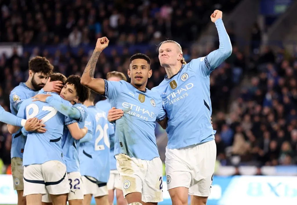 Savinho e Haaland se abraçam em gol do Manchester City