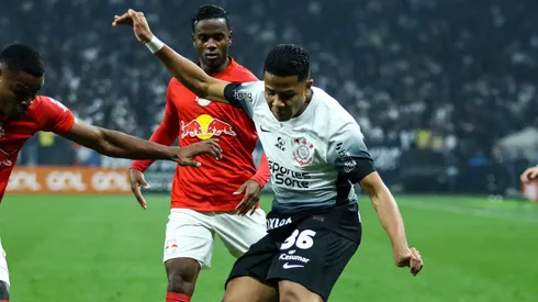 Wesley busca cruzamento em partida entre Corinthians e RB Bragantino pelo Brasileirão. Foto: AGIF / Alamy Stock Photo