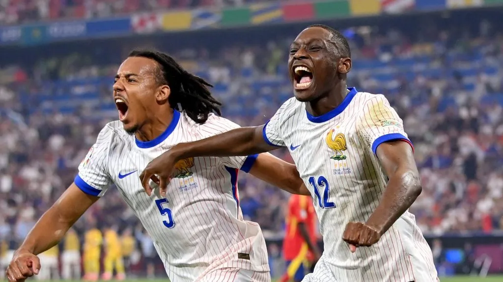 Koundé e Kolo Muani celebrando um gol (Stu Forster/Getty Images)