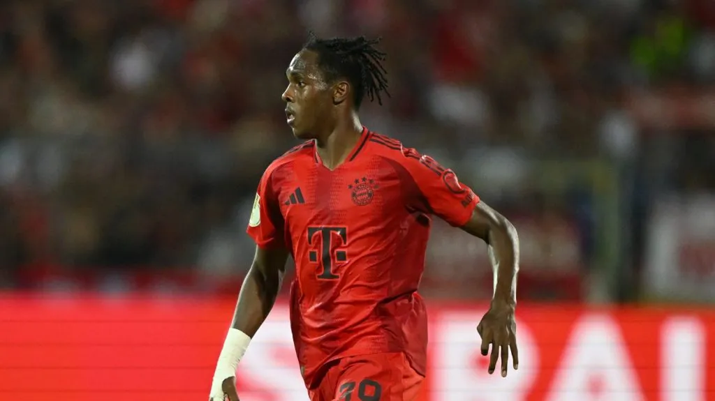 Mathys Tel em campo pelo Bayern de Munique (Sebastian Widmann/Getty Images)
