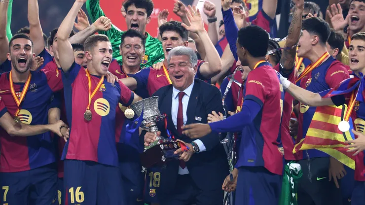 Jogadores do Barcelona comemorando título da Supercopa. Futebol da Arábia Saudita tem interesse em jogadores do Barcelona. Foto: Yasser Bakhsh