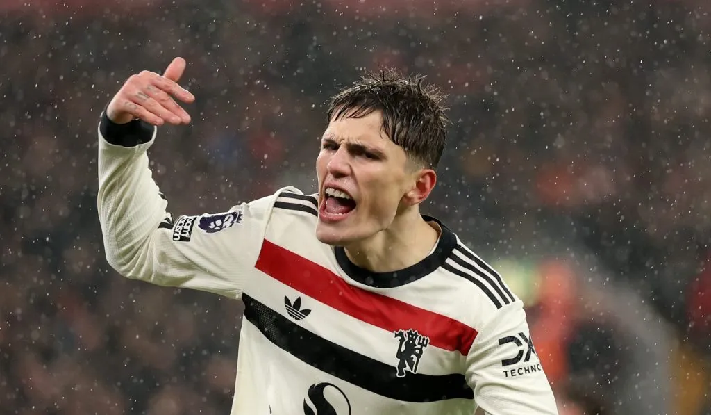 Garnacho durante um jogo pelo Man United (Carl Recine/Getty Images)