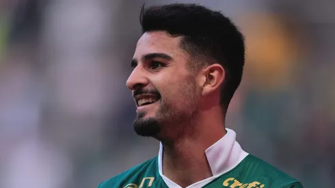 Abel Ferreira volta a cobrar reforços para o Palmeiras, destacando a necessidade de um centroavante para manter a competitividade da equipe. (Foto: Ettore Chiereguini/AGIF)