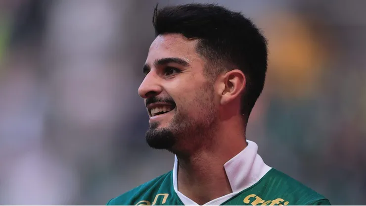 Abel Ferreira volta a cobrar reforços para o Palmeiras, destacando a necessidade de um centroavante para manter a competitividade da equipe. (Foto: Ettore Chiereguini/AGIF)