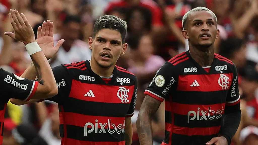Ayrton Lucas em ação pelo Flamengo. (Photo by Wagner Meier/Getty Images)