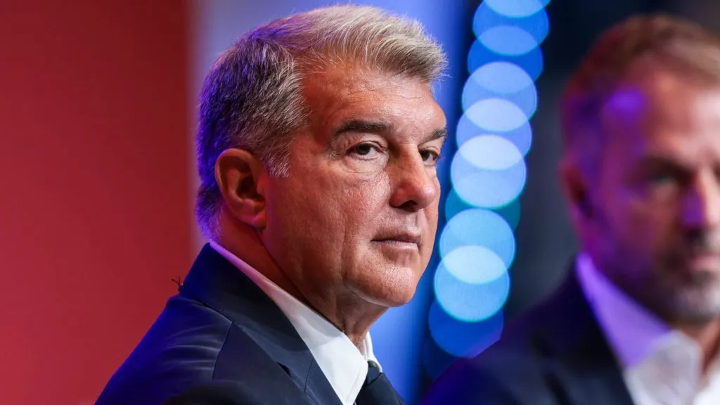 Laporta de terno preto em apresentação no Barcelona (Photo by Eric Alonso/Getty Images)