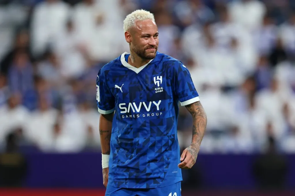 Momento em que Neymar reclama de dores em ação pelo Al-Hilal. Clube pode não renovar contrato e ele entra na mira do Chicago Fire (Photo by Yasser Bakhsh/Getty Images)