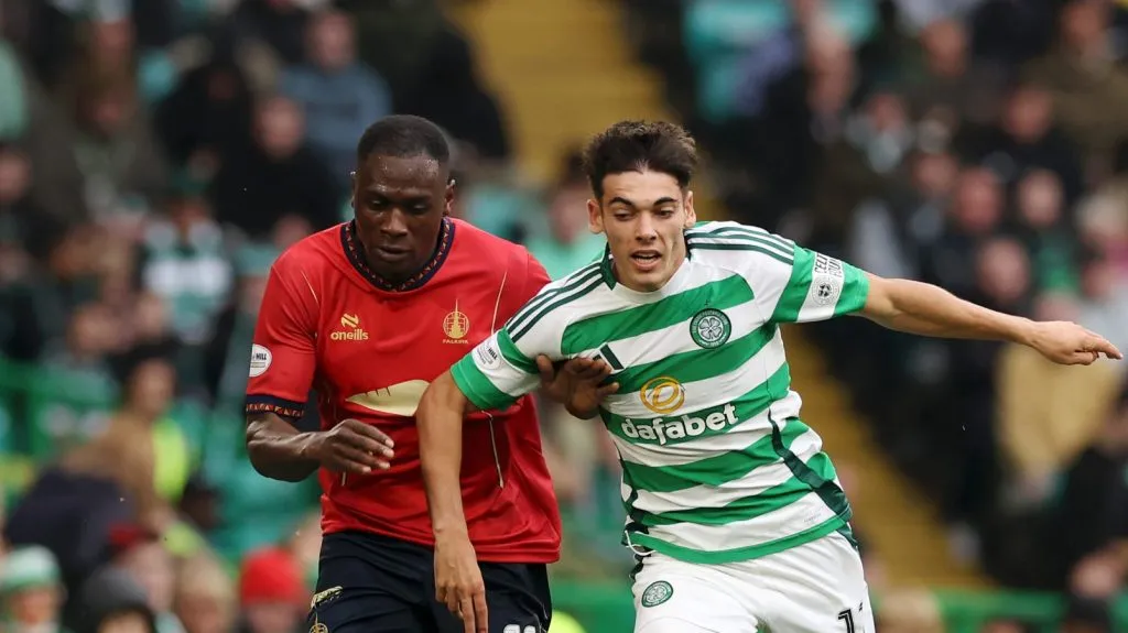Álex Valle em disputa com a camisa do Celtic (Ian MacNicol/Getty Images)