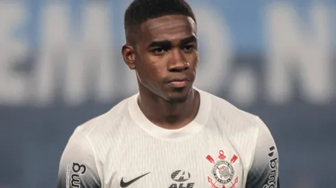 O zagueiro Félix Torres em ação pelo Corinthians