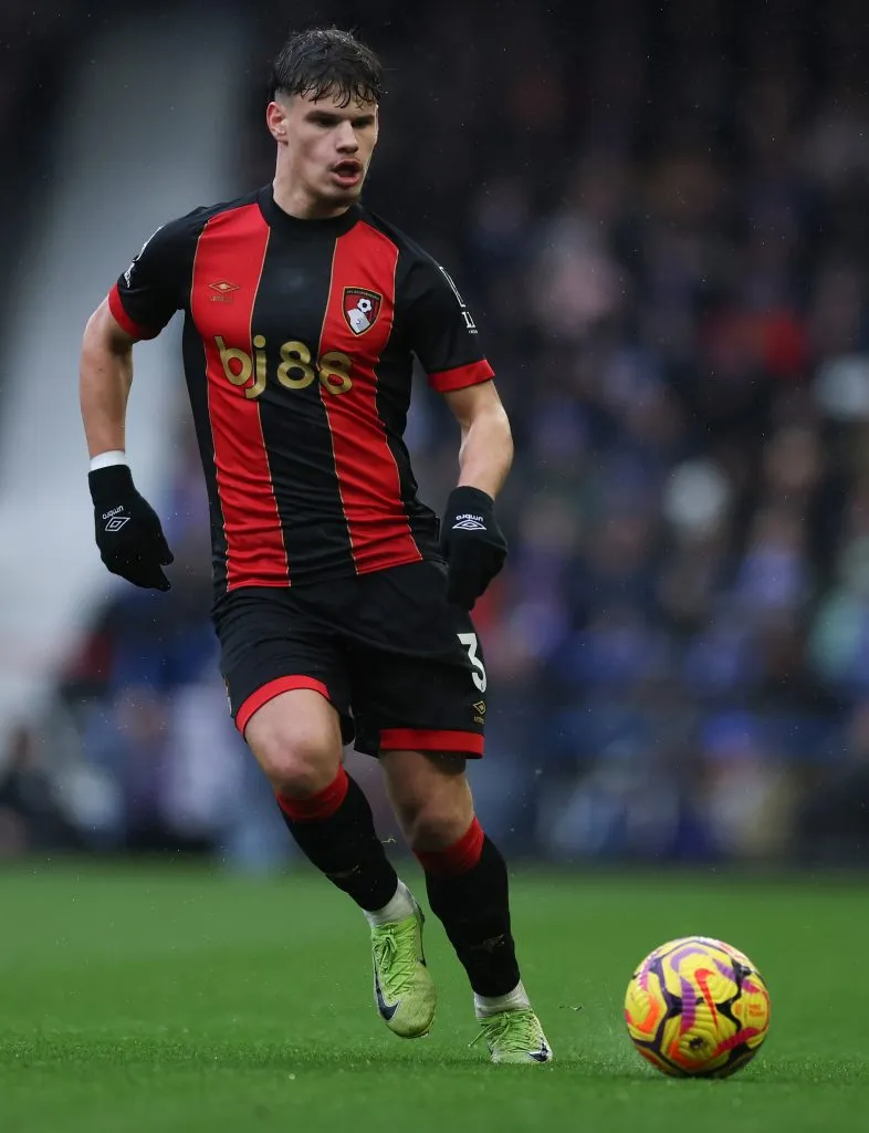   Milos Kerkez em ação pelo Bournemouth. Lateral húngaro de apenas 21 anos já teria dito 'sim' para os Reds (Photo by Richard Pelham/Getty Images)