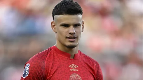 Milos Kerkez é alvo do Atlético de Madrid. (Photo by Orlando Ramirez/Getty Images)