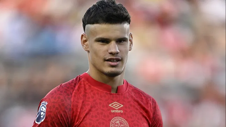 Milos Kerkez é alvo do Atlético de Madrid. (Photo by Orlando Ramirez/Getty Images)