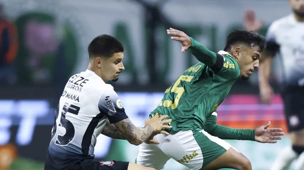 Léo Mana em disputa com Gabriel Menino (Alexandre Schneider/Getty Images)