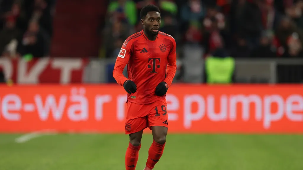 Alphonso Davies em partida pelo Bayern de Munique (Photo by Alexander Hassenstein/Getty Images)