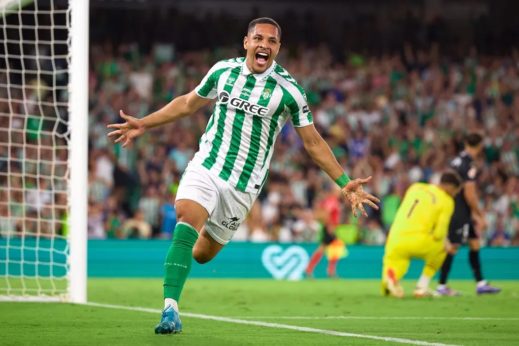 Vitor Roque celebrando gol pelo Real Betis. (Photo by Fran Santiago/Getty Images)