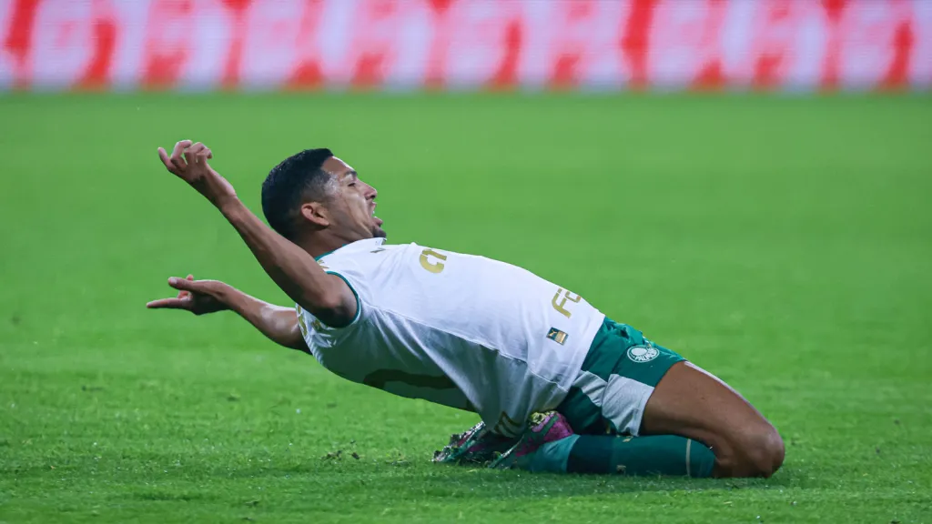 Rony jogador do Palmeiras comemora seu gol durante partida contra o Internacional no estádio Beira-Rio (foto: Maxi Franzoi/AGIF)