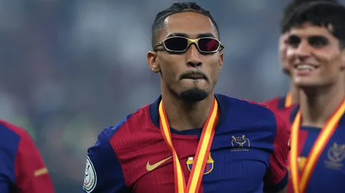 Raphinha, do Barcelona, é alvo do mundo saudita. (Photo by Yasser Bakhsh/Getty Images)