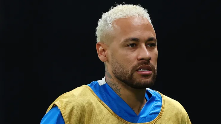Neymar com o colete de reservas durante jogo do Al-Hilal