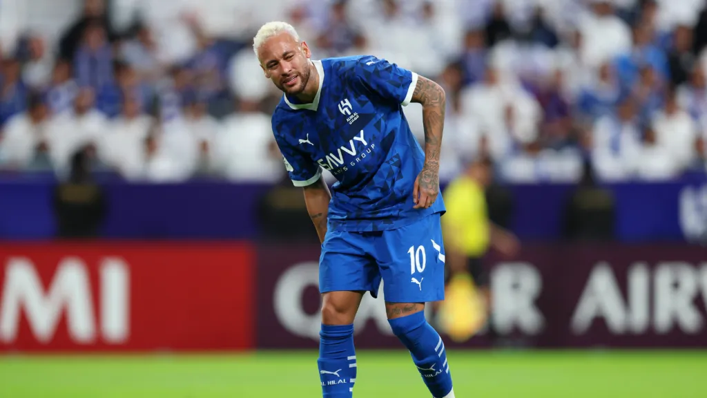 Neymar se lesiona durante partida pelo Al-Hilal (Photo by Yasser Bakhsh/Getty Images)