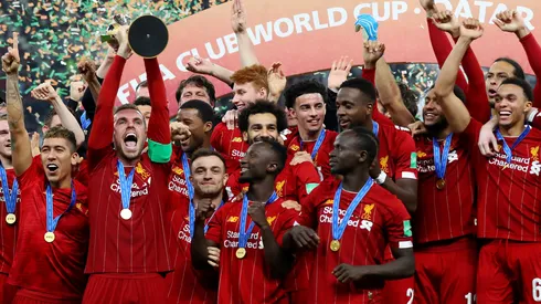 Elenco do Liverpool com o troféu do título Mundial de 2019