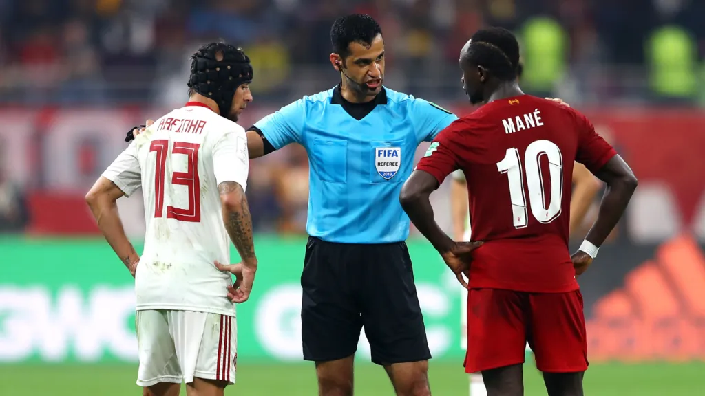 Rafinha e Mané conversando com o árbitro na final do Mundial de 2019 (Photo by Francois Nel/Getty Images)